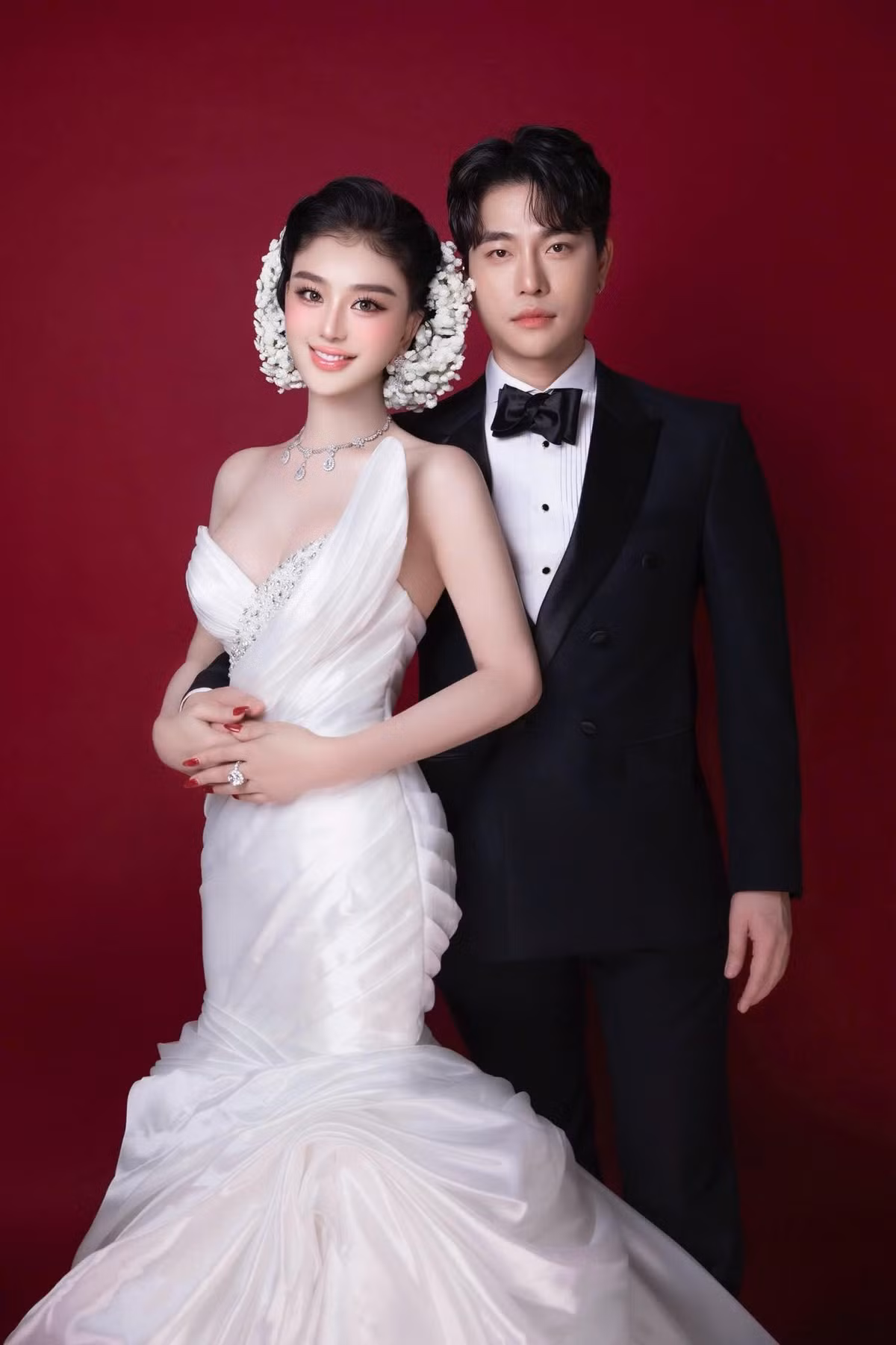 Lâm Khánh Chi khiến các fan tò mò, thắc mắc khi đăng ảnh tình tứ bên một chàng trai trẻ. Ảnh: FB Lâm Khánh Chi