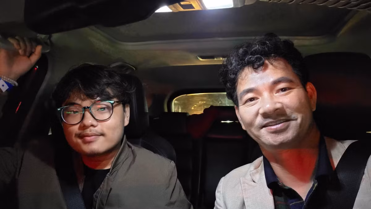 Cục trưởng, NSND Xuân Bắc lái xe đưa đón con trai. Ảnh: FB Nguyễn Xuân Bắc