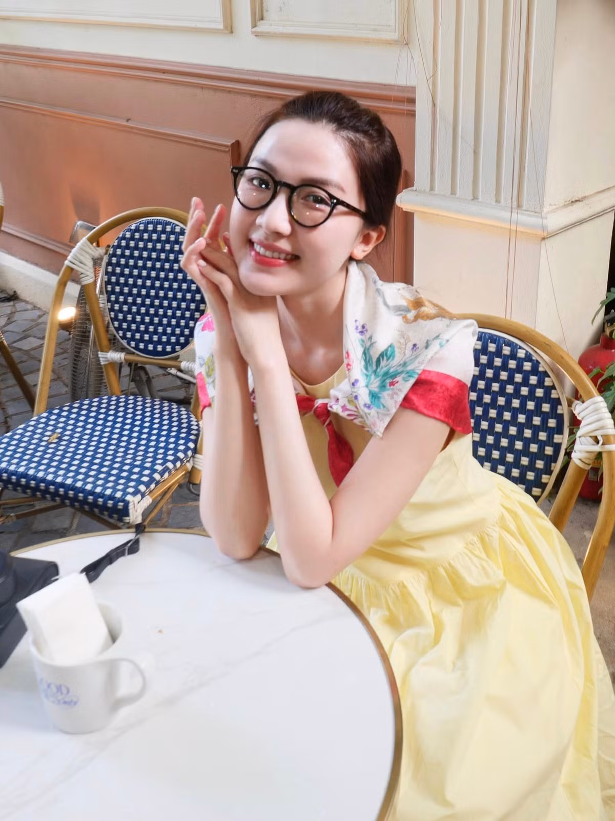 Diễn viên Lương Thanh thảnh thơi ngồi cafe. Ảnh: FB Lương Thanh