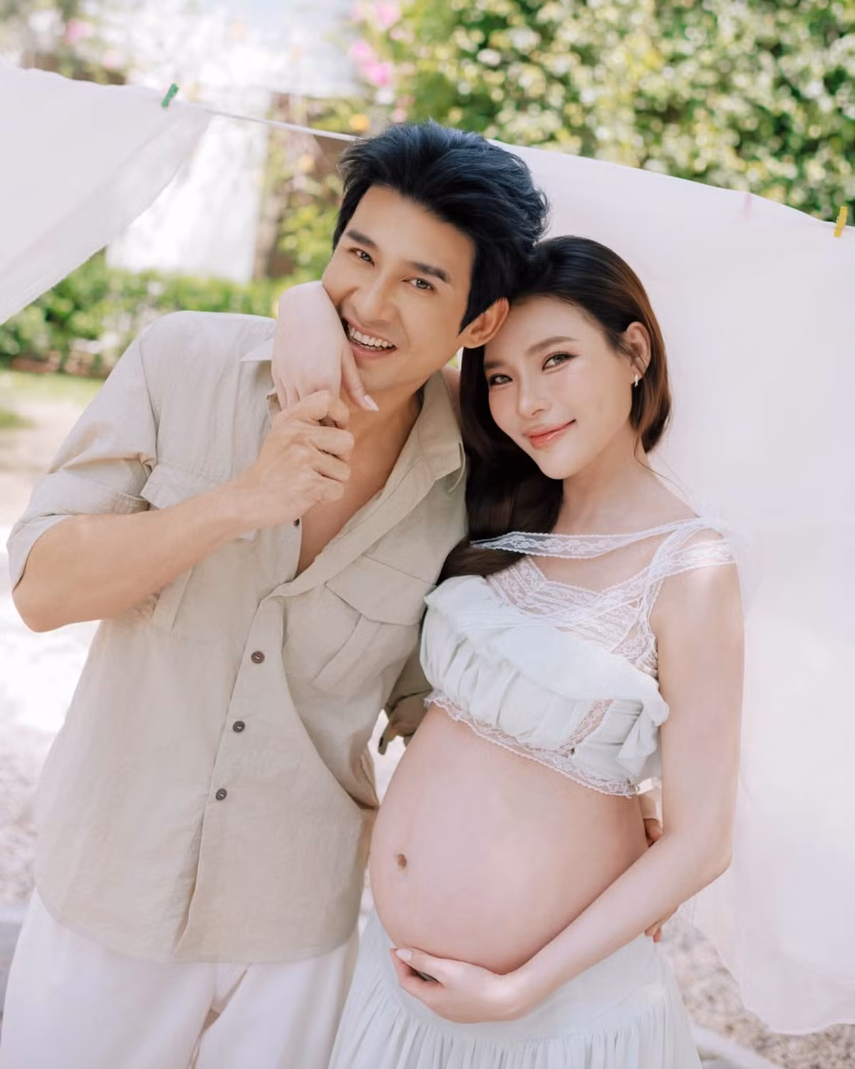 Thúy Diễm và Lương Thế Thành bén duyên từ quá trình hợp tác trong nhiều bộ phim như Trái tim hoa hồng, Rau muống tháng 9, Tôi yêu cô đơn, Ranh giới tình yêu, Sau bức tường lửa và Cát đỏ. Sau thời gian đồng hành trong công việc, cả hai quyết định về chung một nhà vào năm 2016.