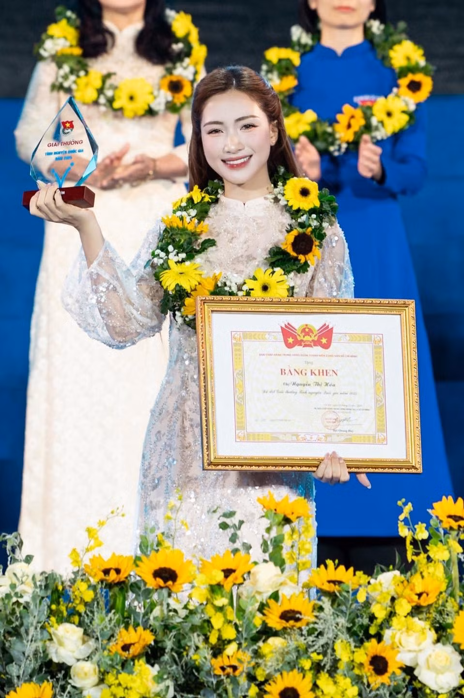 Ca sĩ Hoà Minzy tự hào vì nhận được bằng khen tại Giải thưởng tình nguyện Quốc gia nhằm tôn vinh các cá nhân và tập thể có đóng góp xuất sắc trong hoạt động tình nguyện vì cộng đồng, lan tỏa giá trị nhân văn, thúc đẩy phong trào tình nguyện tại Việt Nam. Ảnh: FB Hòa Minzy