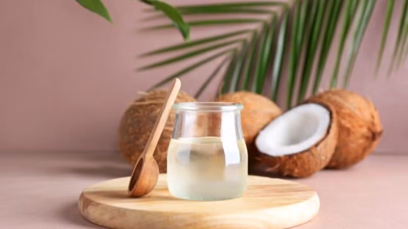 Trước hết, dầu dừa được xem là “trợ thủ” quen thuộc trong việc dưỡng tóc và lông mày. Nhờ chứa nhiều vitamin E và axit béo, dầu dừa có khả năng nuôi dưỡng nang lông, giúp chân mày chắc khỏe và mọc nhanh hơn.