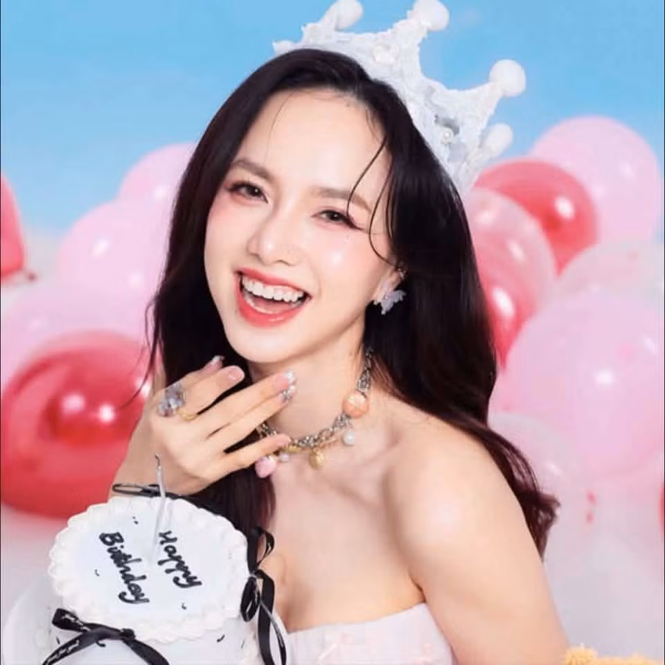 Trước khi tập trung nhiều hơn cho công việc hậu trường, Đinh Ngọc Diệp từng là gương mặt nổi bật của điện ảnh Việt Nam. Sở hữu ngoại hình sáng cùng lối diễn xuất tự nhiên, cô góp mặt trong nhiều dự án và để lại dấu ấn với khán giả qua từng vai diễn. Ảnh: FB Dinh Ngoc Diep