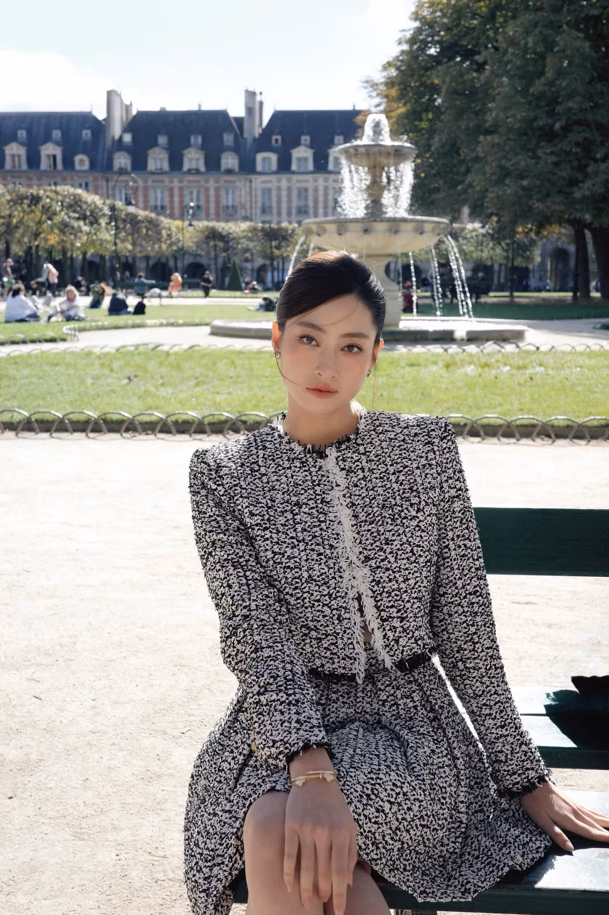 Hoa hậu Lương Thùy Linh diện trang phục hàng hiệu trên phố Paris. Ảnh: FB Lương Thùy Linh
