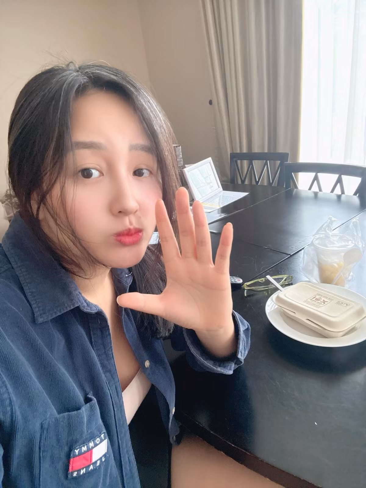 Hoa hậu Mai Phương Thuý đăng ảnh và viết: ''Ốm vẫn tấu hài là đây...''. Ảnh: FB Mai Phuong Thuy