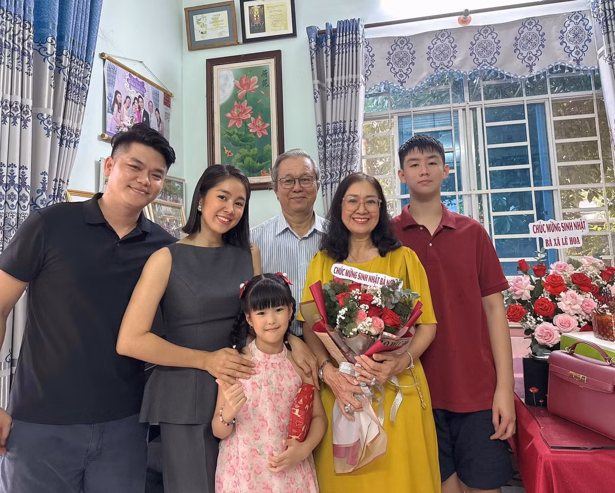 Lê Phương đưa chồng con về Trà Vinh mừng sinh nhật mẹ. Ảnh: FB Lê Phương