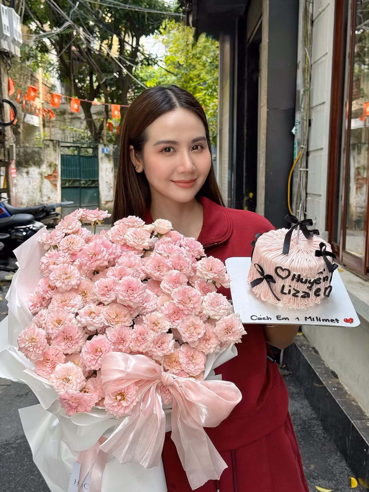 Sau hơn một năm vắng bóng trên màn ảnh nhỏ, mới đây, diễn viên Phan Minh Huyền (Huyền Lizzie) xác nhận sẽ trở lại với phần hai của bộ phim “Cách em một milimet”, phát sóng trên khung giờ vàng VTV.