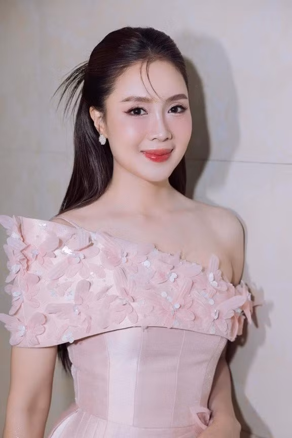 Suốt gần hai thập kỷ, Hồng Diễm chưa từng công khai diện mạo hay danh tính ông xã. Những chia sẻ về chồng của cô chỉ xuất hiện rất hiếm hoi và luôn ở mức chừng mực.