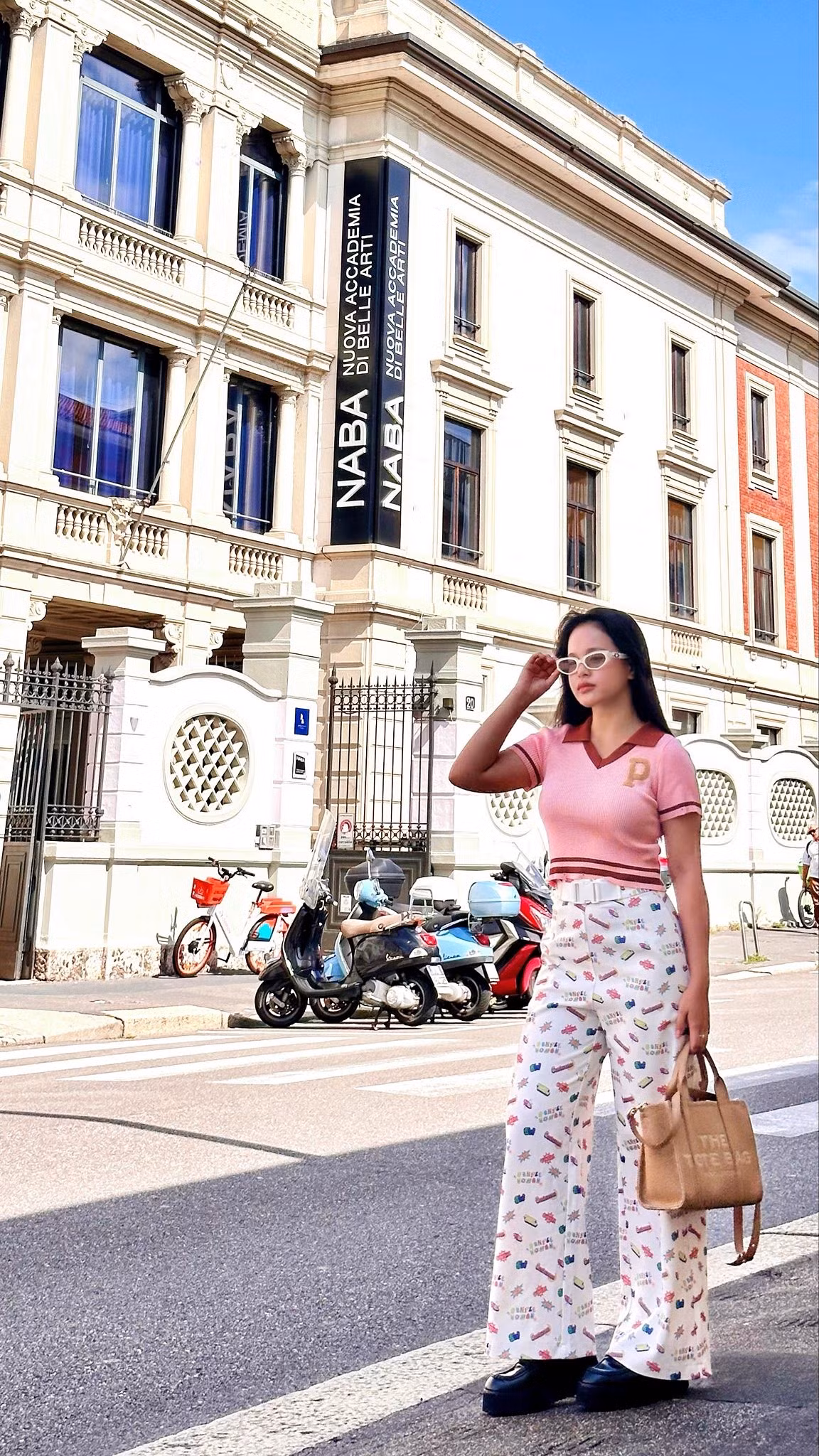 Vì có nhiều lợi thế về ngoại hình, nên con gái Thúy Hạnh cũng được khán giả kỳ vọng sẽ kế thừa và phát huy những thành công của người mẹ siêu mẫu trong ngành giải trí, đặc biệt là làng thời trang. Ảnh: FB Bui Thuy Hanh