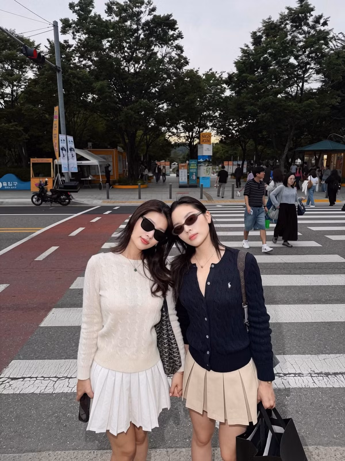 Trước đây, hai nàng hậu nhiều lần xuất hiện cùng nhau trong các hoạt động của giới sắc đẹp nhưng khá kín tiếng về đời tư. Thời gian gần đây, cả hai thường xuyên đăng tải những khoảnh khắc đồng hành, tạo cảm giác gần gũi và thân thiết hơn. Ảnh: FB Nguyen Cao Ky Duyen