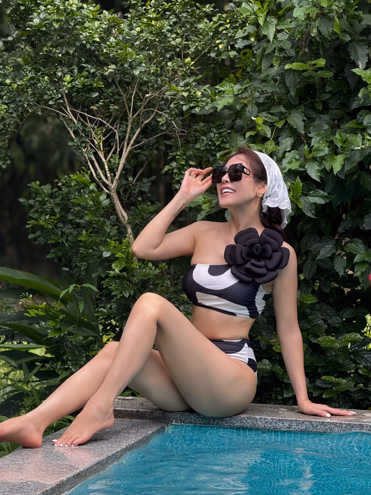 Quế Vân mặc đồ tắm tạo dáng ở hồ bơi. Ảnh: FB Quế Vân