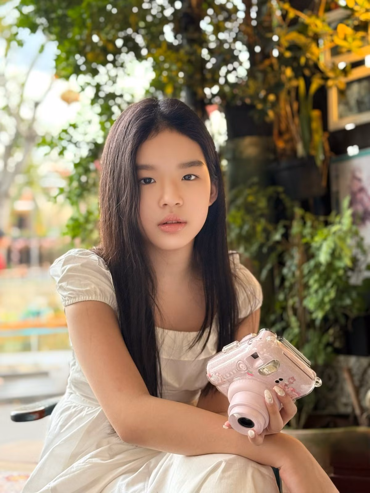 Đặc biệt, chiều cao vượt trội của cô bé khiến dân mạng trầm trồ khi đứng cạnh mẹ. Bé Thỏ hiện gần chạm mốc 1m72.