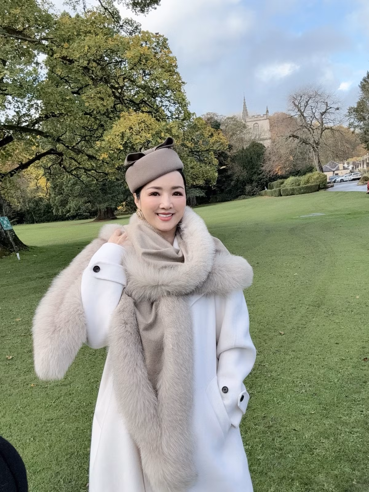 Hoa hậu Giáng My hào hứng khám phá "ngôi làng đẹp nhất nước Anh" Castle Combe. Ảnh: FB Giang My Nguyen