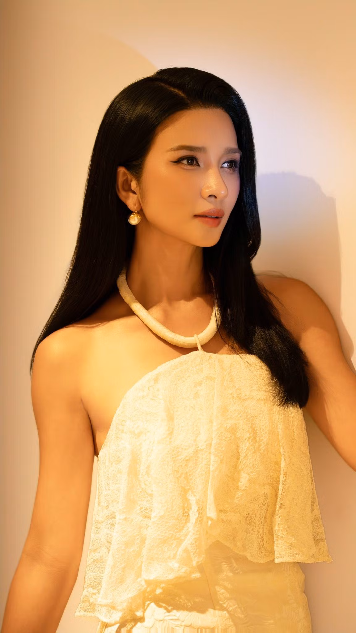 NSƯT Kim Tuyến đăng ảnh khoe vai trần. Ảnh: FB Kim Tuyen
