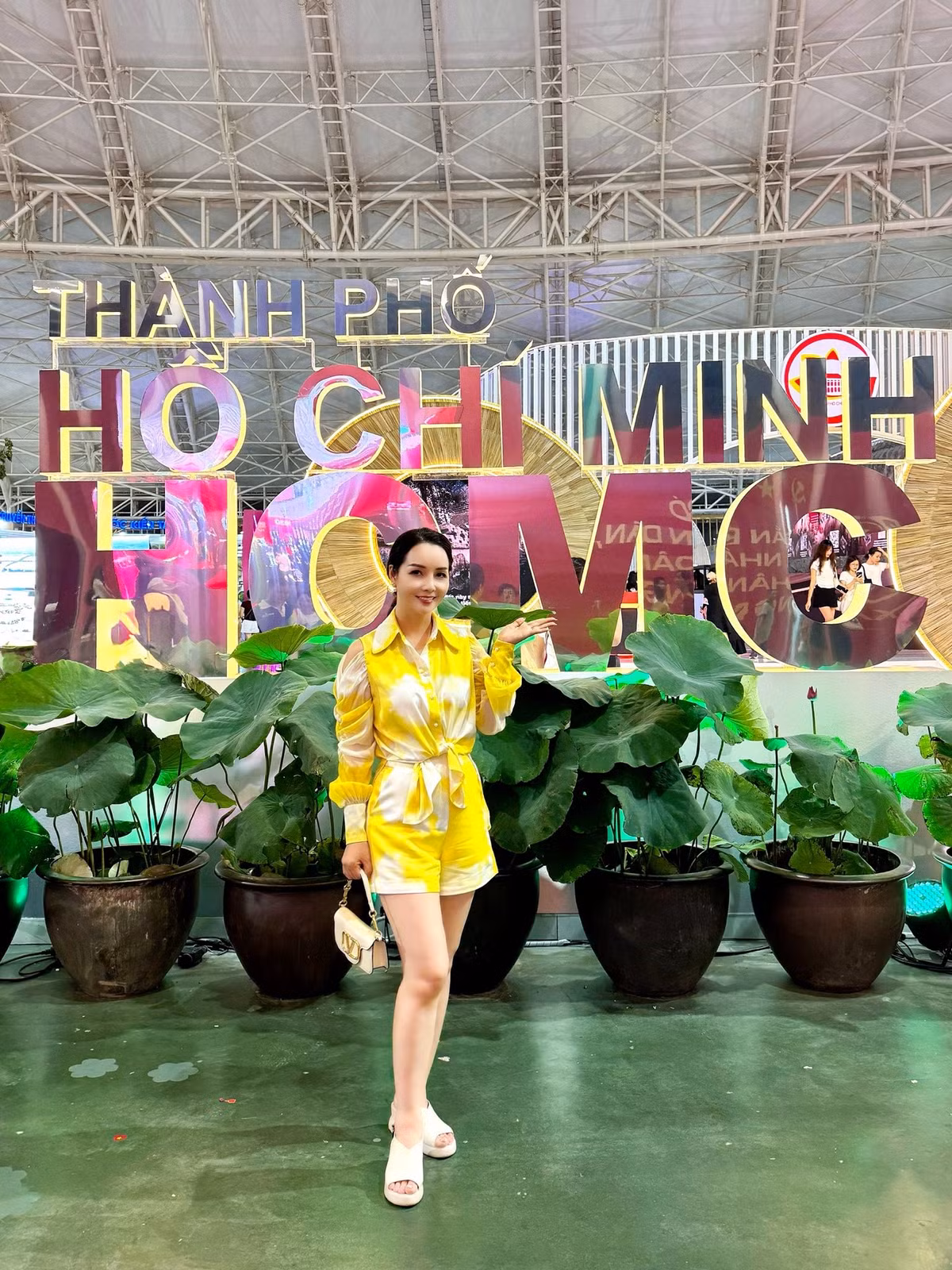 Diễn viên Mai Thu Huyền tham quan Triển lãm thành tựu Đất nước. Ảnh: FB Mai Thu Huyen