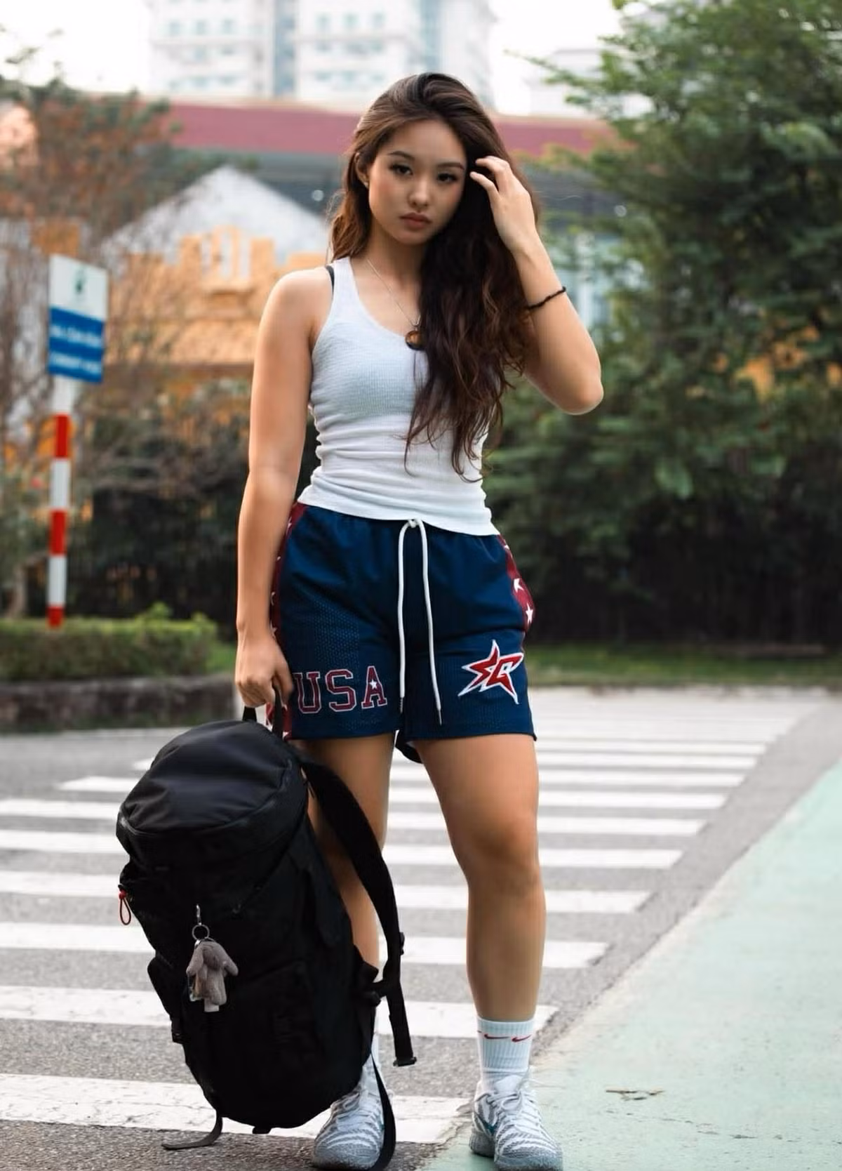 Huệ Anh sở hữu gương mặt trái xoan hài hòa, đường nét thanh tú với đôi mắt to tròn, sống mũi cao và làn da trắng mịn. Tổng thể gương mặt mang đến cảm giác trong trẻo nhưng vẫn có nét sắc sảo rất riêng.