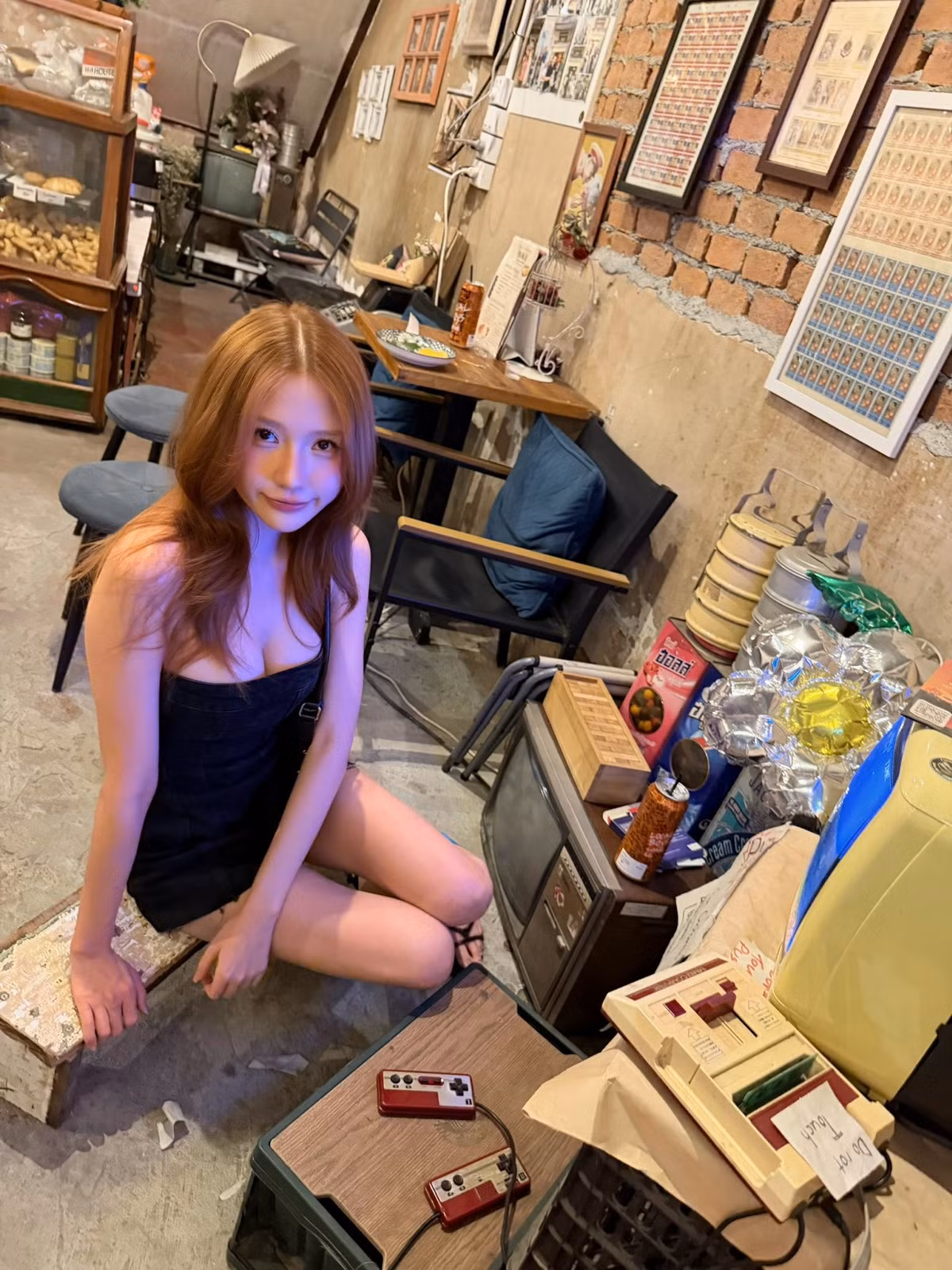 Từ những bộ trang phục kín đáo trước đây, cô chuyển sang lựa chọn thiết kế ôm sát, cắt xẻ tinh tế hay váy ngắn khoe đôi chân thon dài.