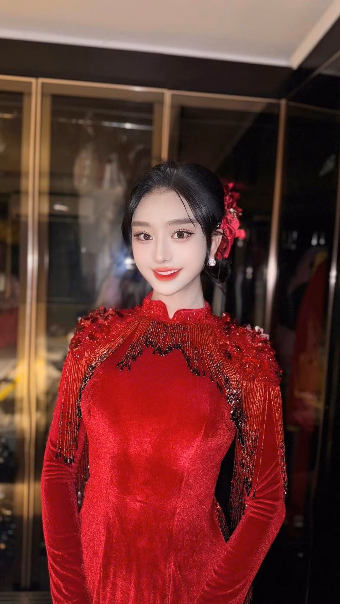 Dưới phần bình luận, đông đảo bạn bè và người hâm mộ bày tỏ sự ngưỡng mộ trước nhan sắc "không tuổi" của nữ ca sĩ.