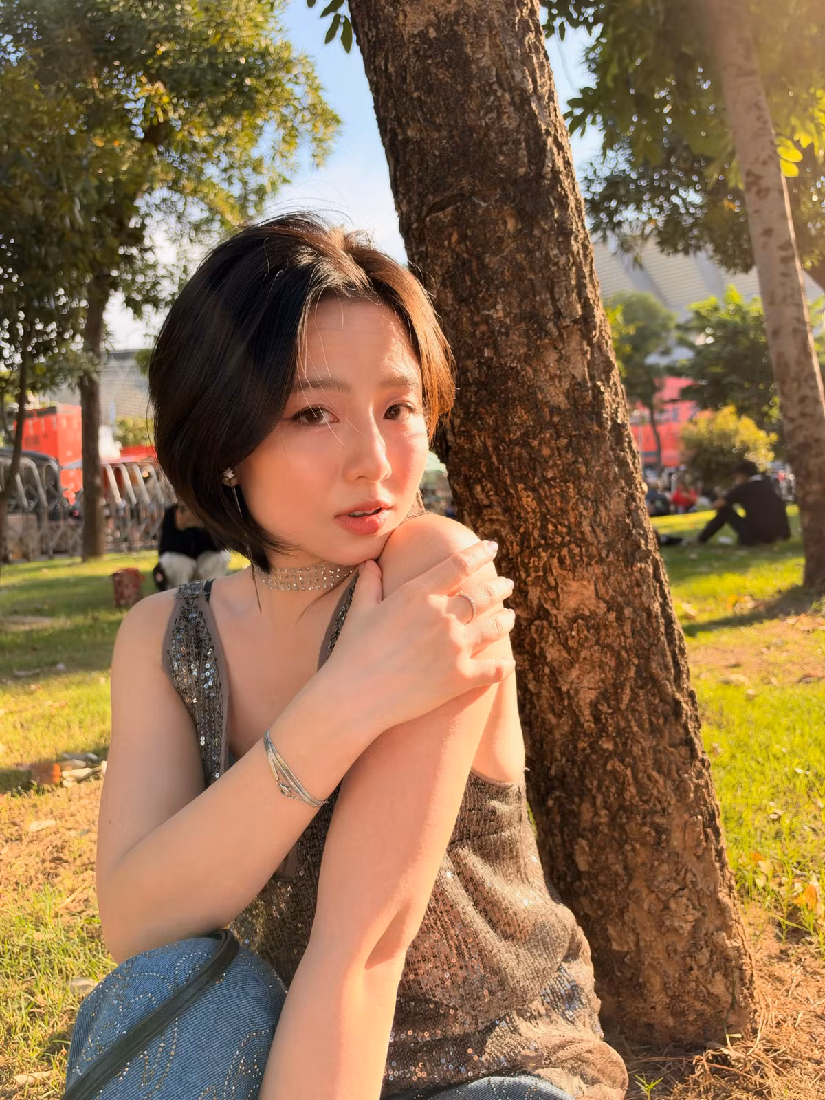 Lần thay đổi diện mạo này được Nam Thương thực hiện trước chuyến đi xem concert của The Weeknd - thần tượng mà cô yêu thích. Mái tóc ngắn kết hợp cùng trang phục ánh kim tạo nên hình ảnh phóng khoáng, nổi bật hơn thường ngày.