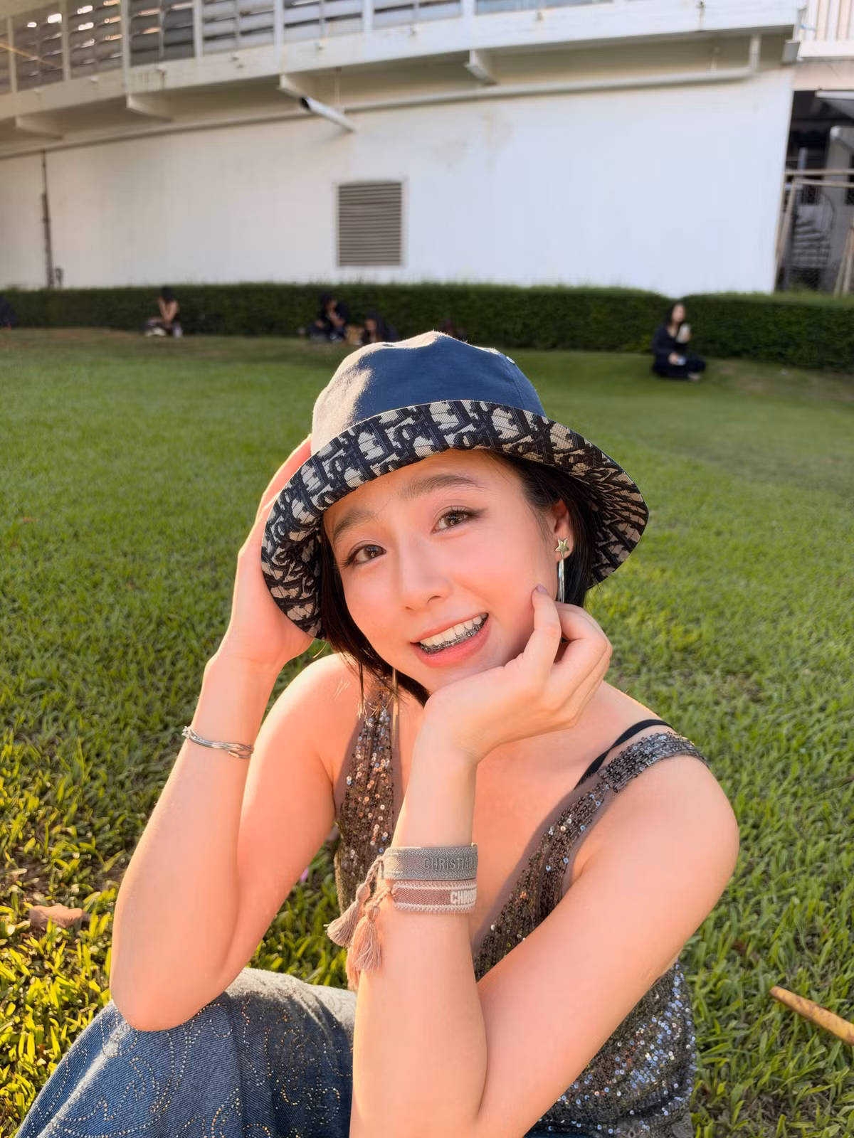 Trong những khoảnh khắc ngoài khu vực concert, hot girl 9X thoải mái tạo dáng với phong cách trẻ trung. Kiểu tóc mới cũng làm rõ hơn đường nét gương mặt vốn là đặc điểm dễ nhận ra của cô.
