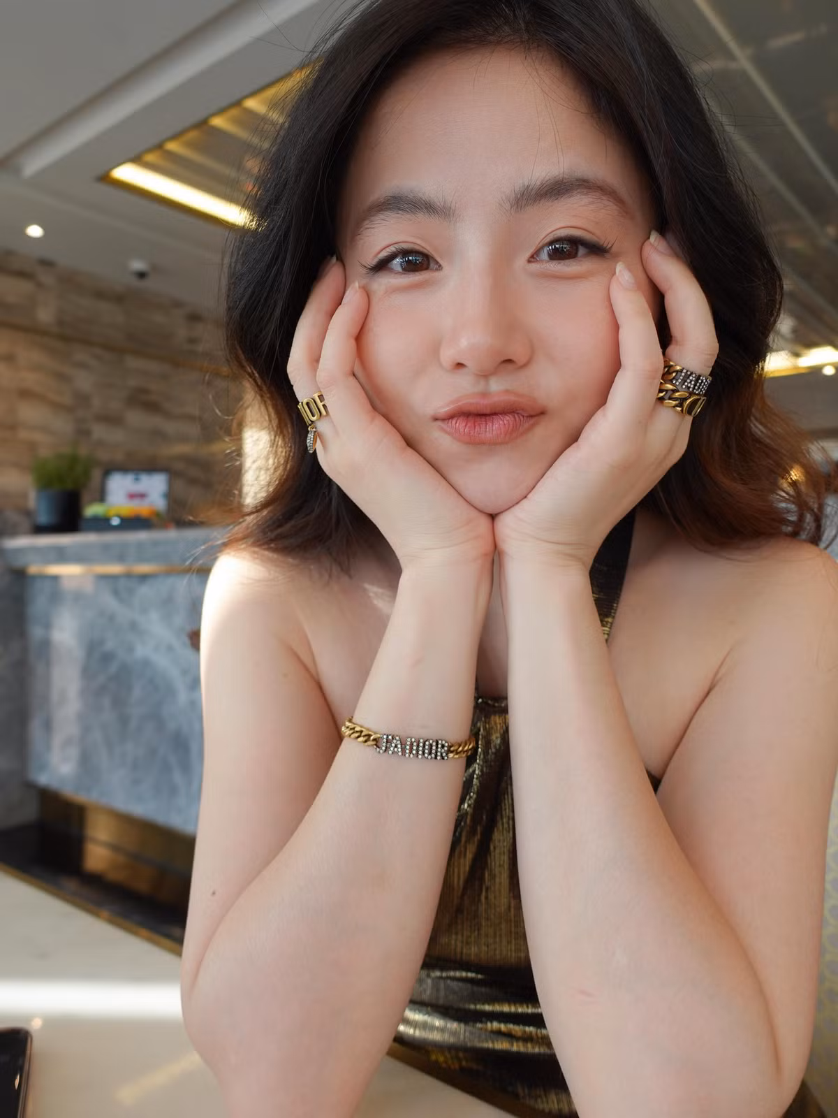 Trước đó, Nam Thương thường xuất hiện với mái tóc dài, tạo cảm giác nữ tính và dịu dàng. Gương mặt bầu bĩnh, trẻ trung cũng là một trong những nét giúp cô được chú ý từ những năm đầu nổi tiếng.