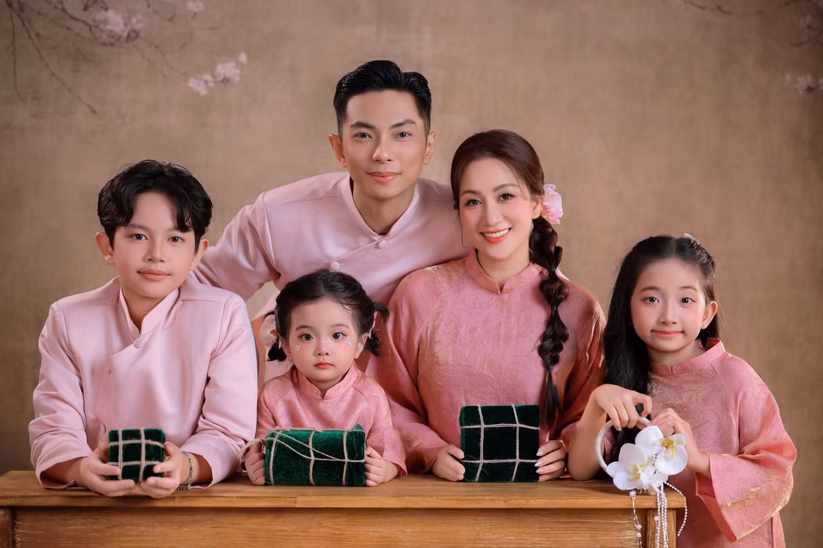 Gia đình Khánh Thi - Phan Hiển chụp bộ ảnh đón Tết. Ảnh: FB Khanh Thi Phan Hien