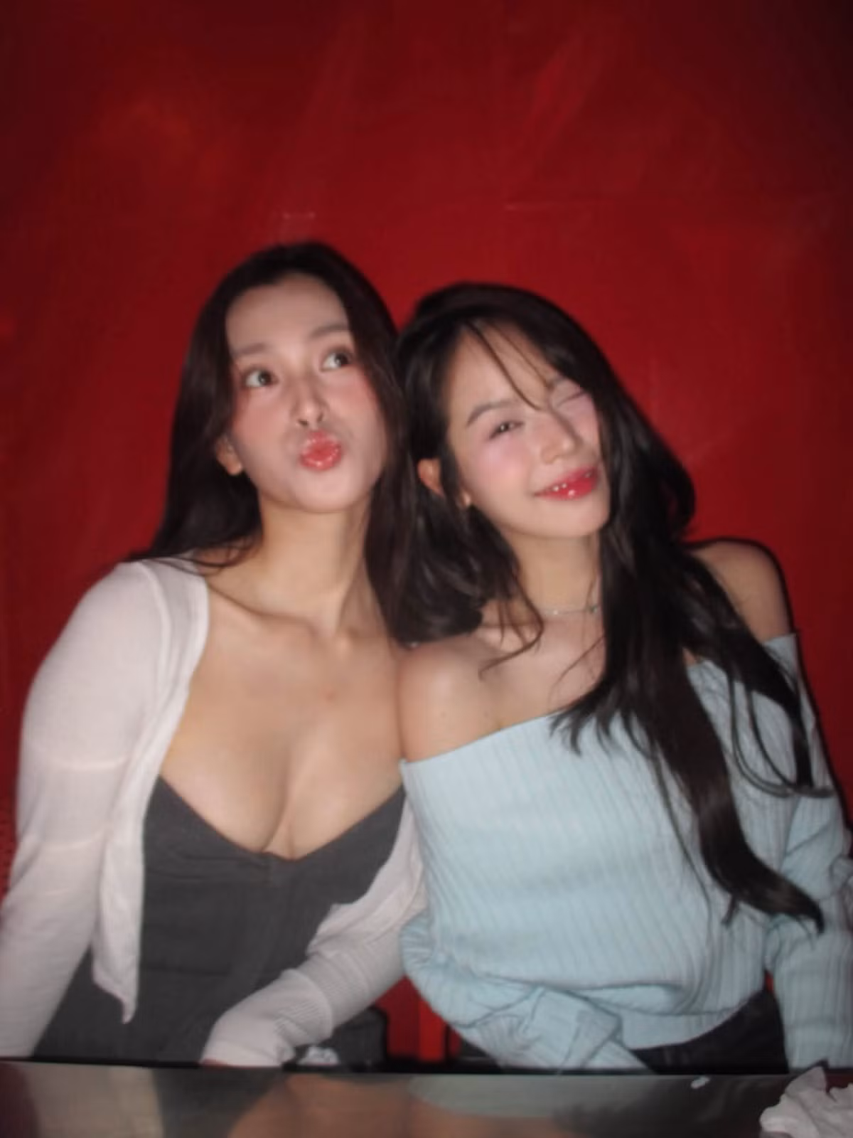 Dưới những hình ảnh được chia sẻ, cư dân mạng dành nhiều lời khen cho diện mạo của hai người đẹp. Không ít khán giả nhận xét Tiểu Vy và Thanh Thủy ngày càng thăng hạng nhan sắc, đồng thời bày tỏ sự yêu thích trước những khoảnh khắc tự nhiên, vui vẻ của cặp hoa hậu cùng quê. Ảnh: FB Trần Tiểu Vy