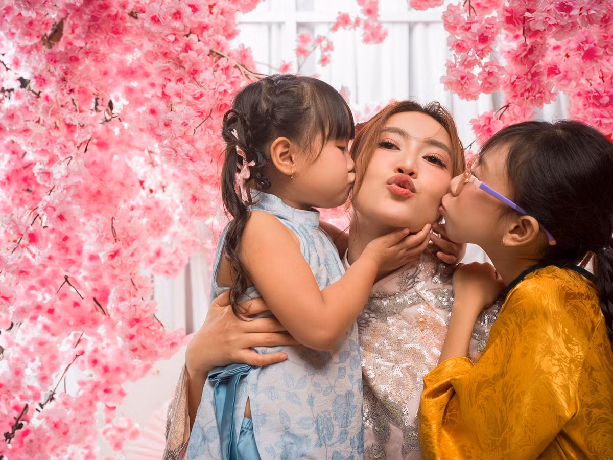 Diễn viên Ninh Dương Lan Ngọc nhí nhảnh chụp ảnh Tết cùng các cháu. Ảnh: FB Ninh Dương Lan Ngọc