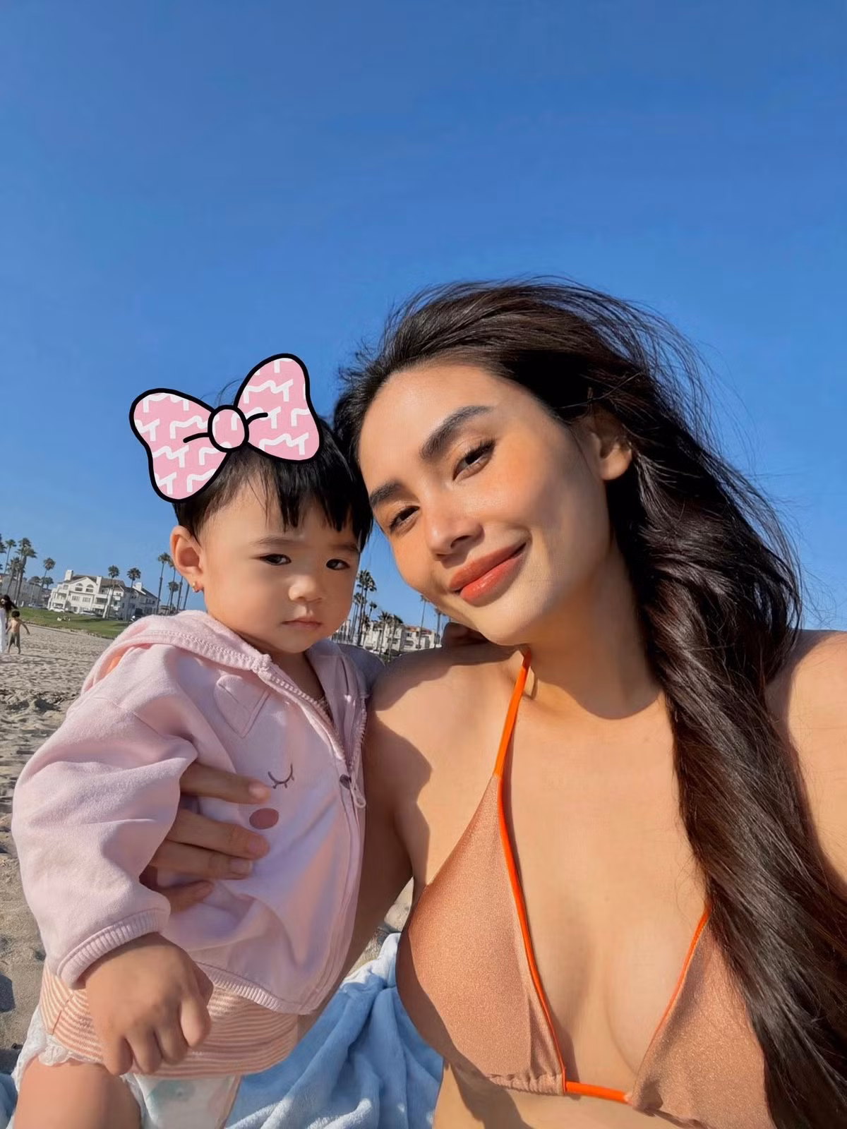 Cô diện bikini kết hợp quần sooc jeans ngắn cũn táo bạo, tạo dáng khoe thân hình thon gọn đến khó tin trên bãi biển. Ảnh: FB Võ Hoàng Yến