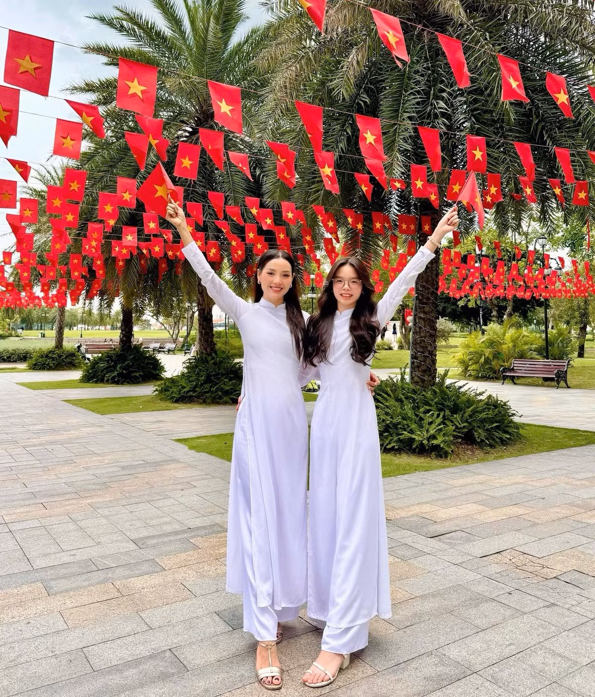 Mia được khen ngợi không chỉ bởi ngoại hình nổi bật mà còn bởi sự tự tin, lễ phép và chững chạc so với bạn bè đồng trang lứa.