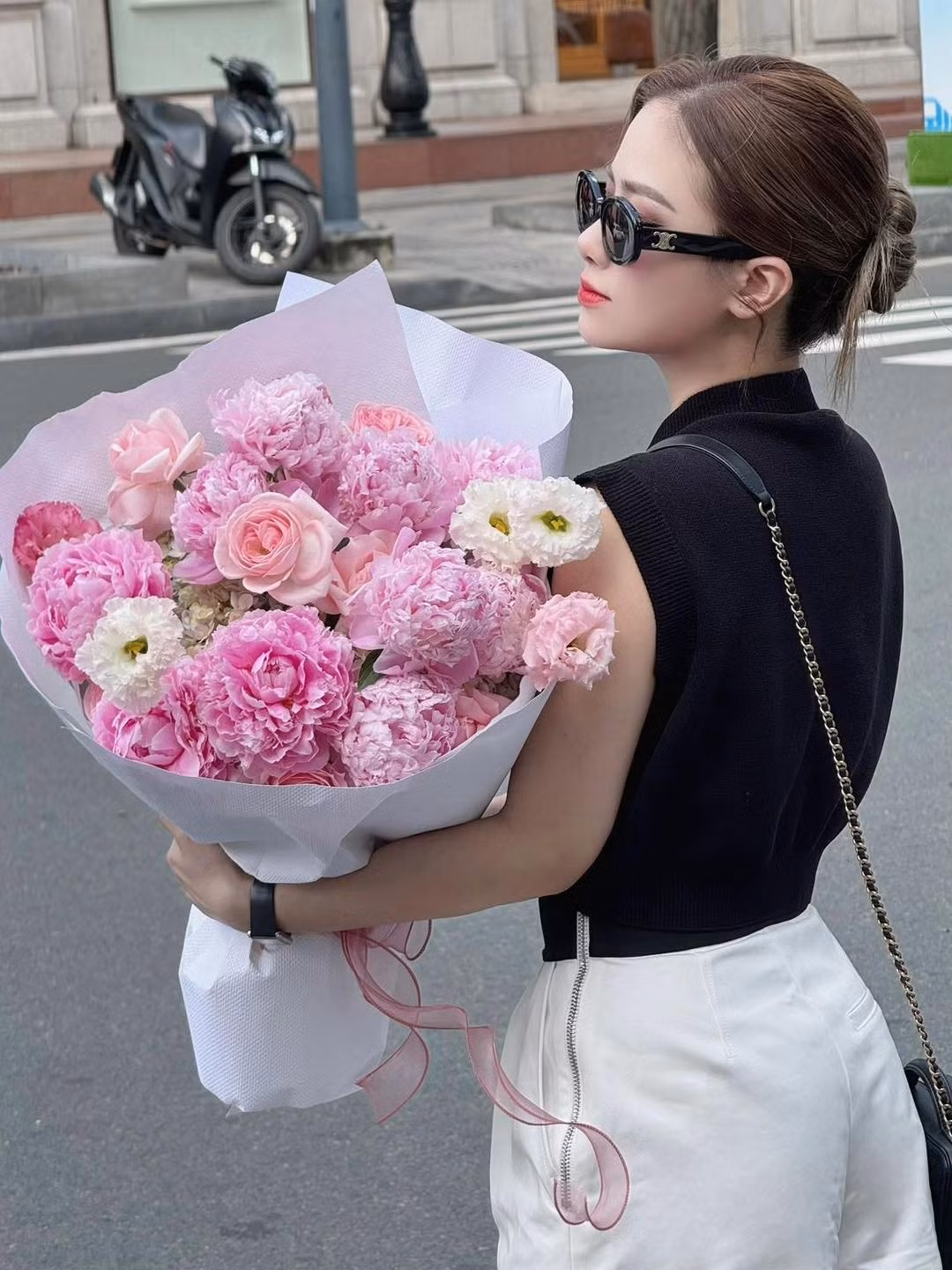 Ca sĩ Dương Hoàng Yến nhận hoa sinh nhật và tiết lộ vẫn còn độc thân. Ảnh: FB Dương Hoàng Yến