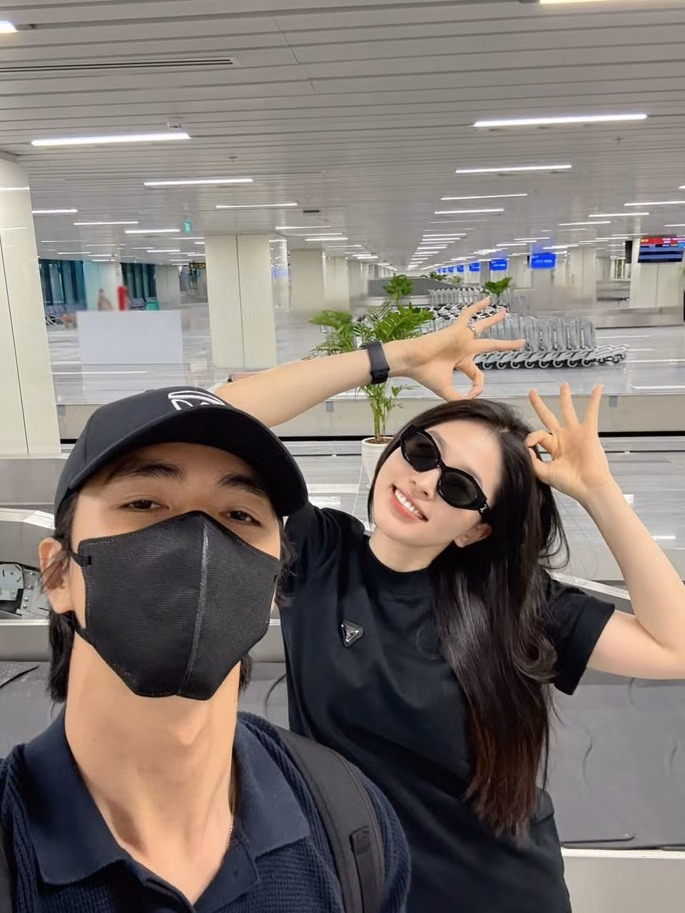 Vợ chồng Bình An và Phương Nga check in ở nhà ga T3. Ảnh: FB Phương Nga Bùi
