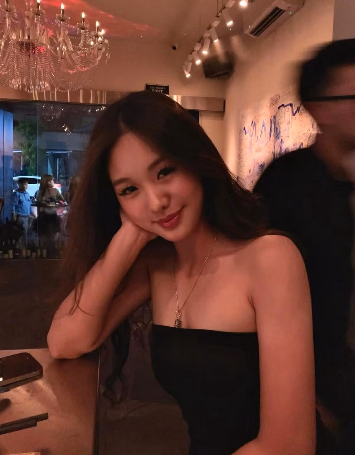 Gu thời trang trẻ trung, hiện đại cùng vóc dáng cân đối giúp cô tự tin diện nhiều phong cách khác nhau. Dù có lượng người theo dõi đáng kể, Huệ Anh vẫn giữ hình ảnh khá kín tiếng, chủ yếu đăng tải các nội dung liên quan đến gia đình, học tập và thể thao.