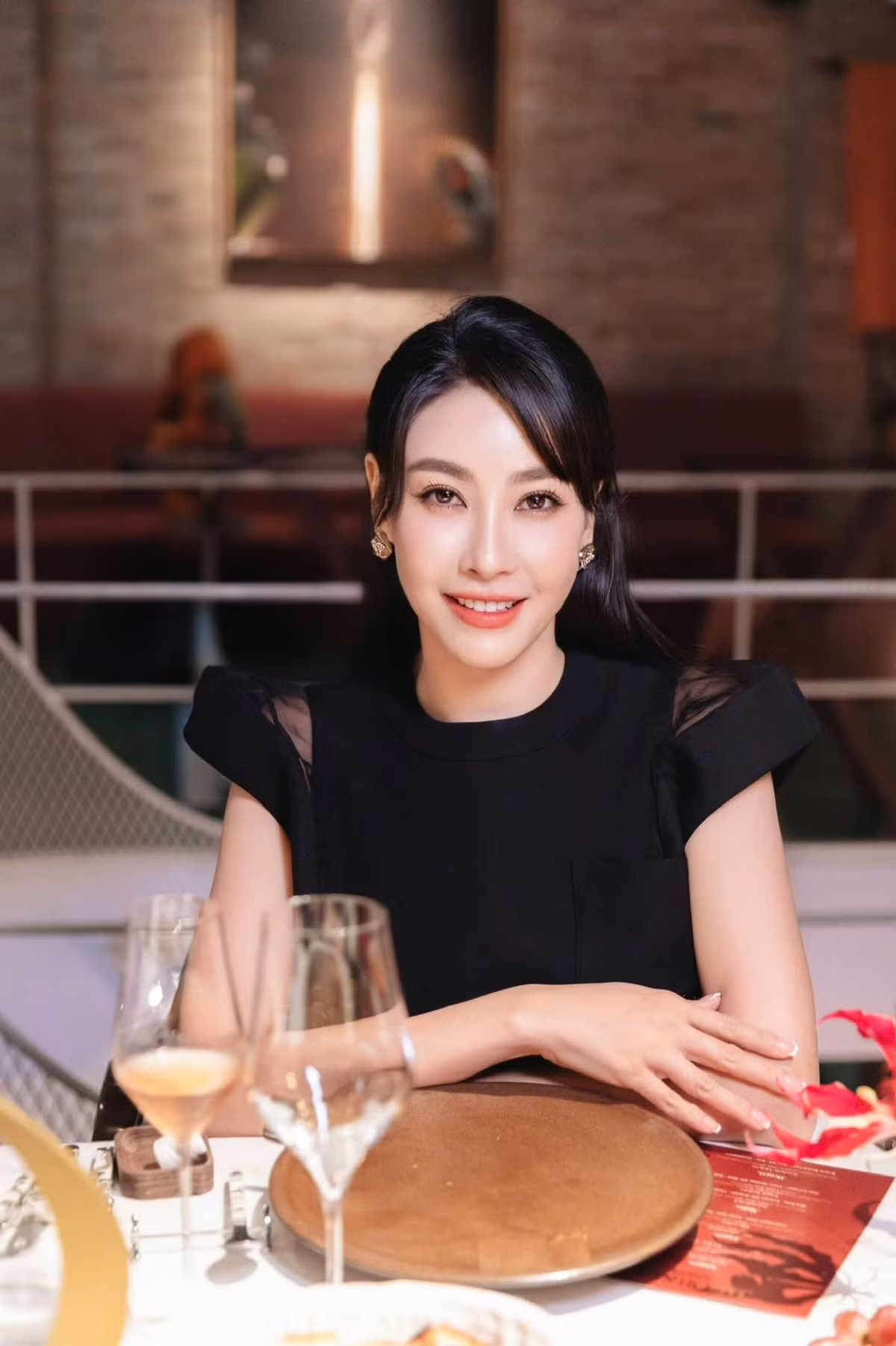 Hà Kiều Anh không chỉ được nhắc đến là biểu tượng nhan sắc vượt thời gian mà còn khiến công chúng ngưỡng mộ bởi cuộc sống hôn nhân viên mãn và khối tài sản đáng mơ ước.