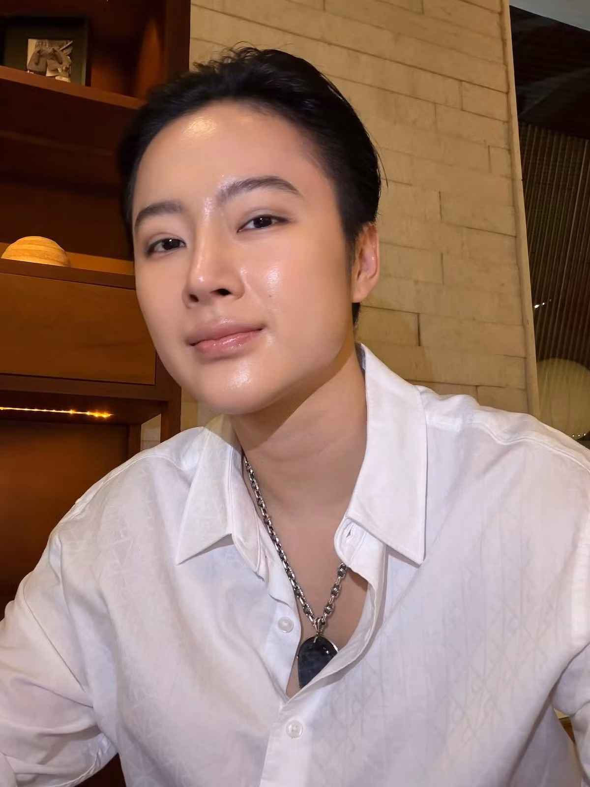 Khi trưởng thành, Angela Phương Trinh tiếp tục hoạt động nghệ thuật và gây chú ý bởi sự thay đổi liên tục về hình ảnh. Có thời điểm, cô theo đuổi phong cách gợi cảm, thường xuyên xuất hiện tại các sự kiện với những bộ trang phục táo bạo và trở thành tâm điểm của truyền thông. Ảnh: Fb Angela Phương Trinh