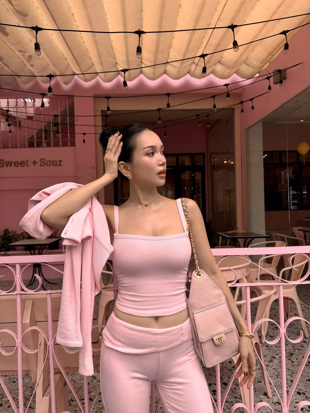 Sĩ Thanh từng chia sẻ, việc duy trì tập luyện đều đặn và chế độ ăn uống khoa học đã giúp cô cải thiện hình thể rõ rệt.
