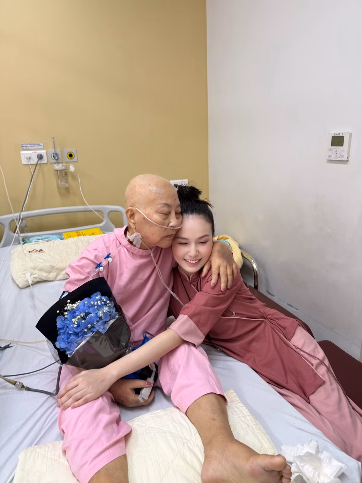 Vợ ca sĩ Tuấn Hưng - Hương Baby tặng hoa và ôm chầm mẹ chồng dịp 20/10. Ảnh: FB Trần Thu Hương