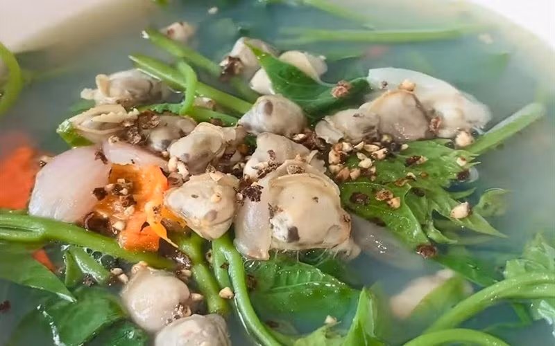 Rau lang luộc, rau lang xào tỏi, canh rau lang nấu tôm tươi, gỏi gà rau lang, rau lang xào nấm trứng gà hay canh rau lang nấu nghêu đều là những món ăn được nhiều người yêu thích. Khi kết hợp cùng tôm, nghêu, thịt gà, trứng hoặc nấm, rau lang vừa tạo thêm màu sắc cho món ăn vừa góp phần bổ sung thêm nhiều nhóm dưỡng chất. Ảnh: Bách hoá XANH