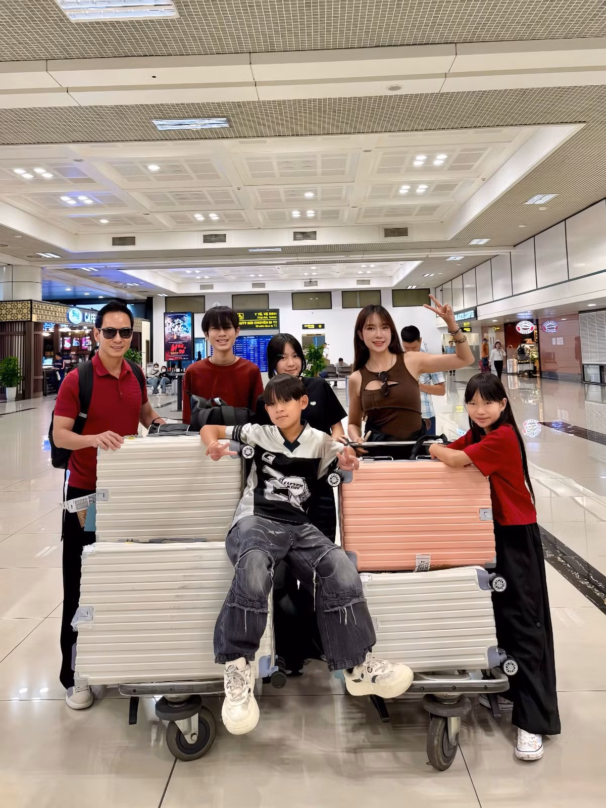 Gia đình Lý Hải - Minh Hải check in Hà Nội sau chuyến bay bão táp. Ảnh: FB Ly Hai Minh Ha