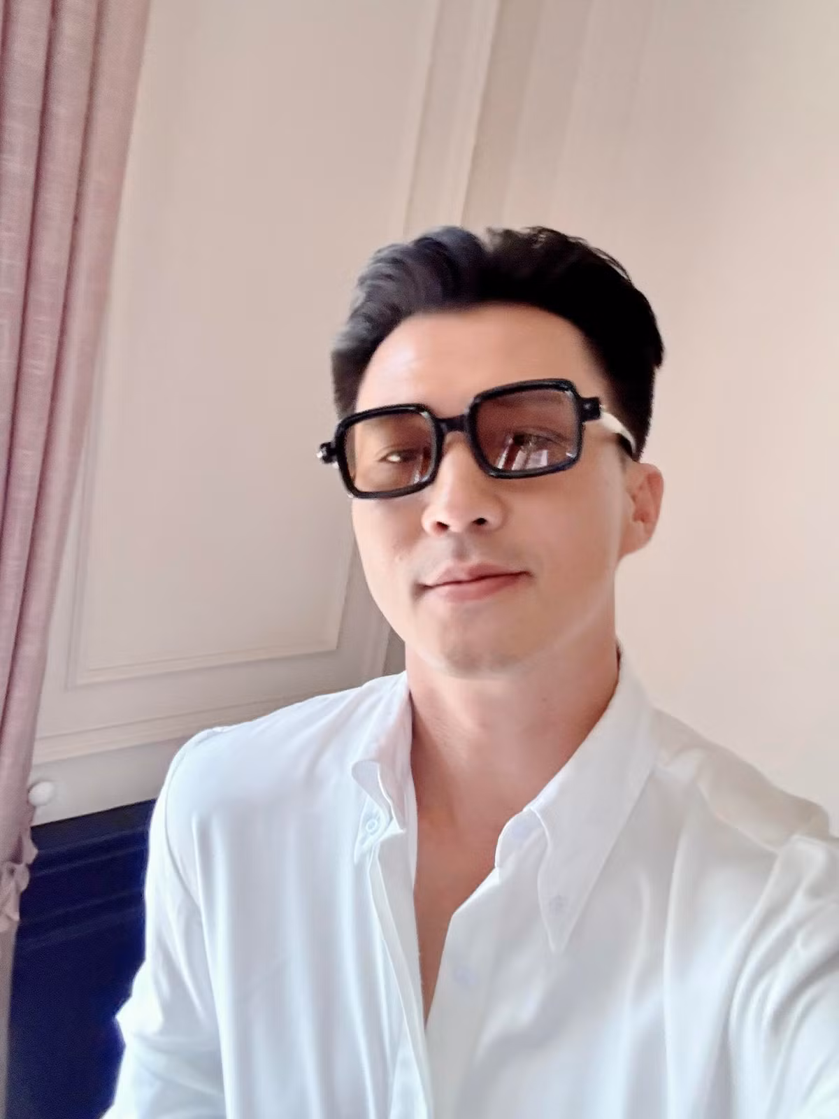 Hà Việt Dũng được biết đến là diễn viên có khả năng biến hóa đa dạng, thành công qua nhiều vai diễn gai góc trong dòng phim hình sự và chính luận như Đại úy Hải Triều trong Bão ngầm, hay vai diễn trong Độc đạo, Cuộc chiến không giới tuyến. Ảnh: FB Hà Việt Dũng