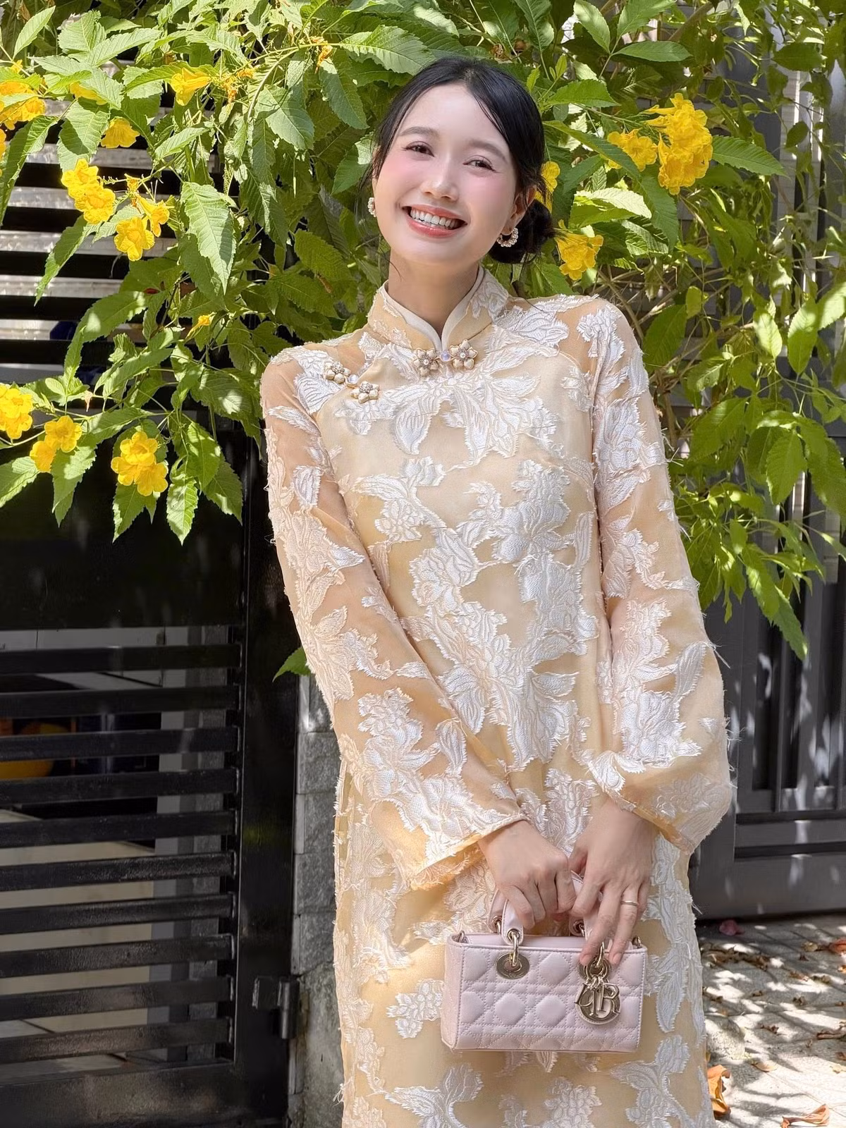 Nữ diễn viên sinh năm 1992, tên thật là Nguyễn Thị Hồng Nhung, quê ở Quảng Bình. Cô từng là một trong những hot girl nổi tiếng tại Sài Gòn và được biết đến với nhiều vai trò như người mẫu, diễn viên, MC.