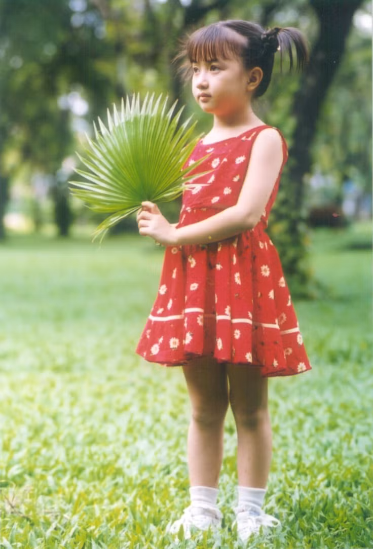 Nhắc đến những giọng ca thiếu nhi đình đám một thời, khán giả không thể quên Xuân Nghi – cô bé với gương mặt bầu bĩnh, nụ cười đáng yêu, thường xuyên xuất hiện dày đặc trên tạp chí và các video ca nhạc thiếu nhi.
