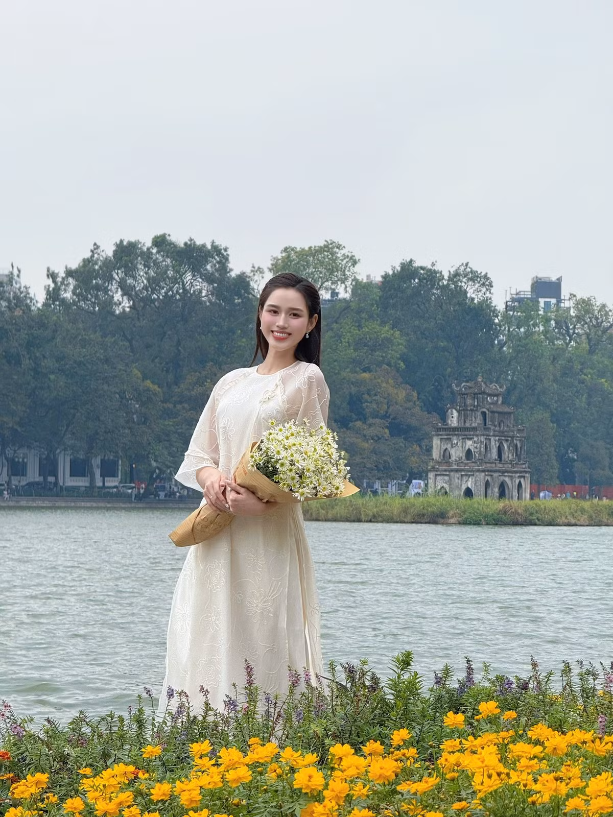 Hoa hậu Đỗ Thị Hà chụp ảnh áo dài ở Hồ Gươm. Ảnh: FB Đỗ Thị Hà