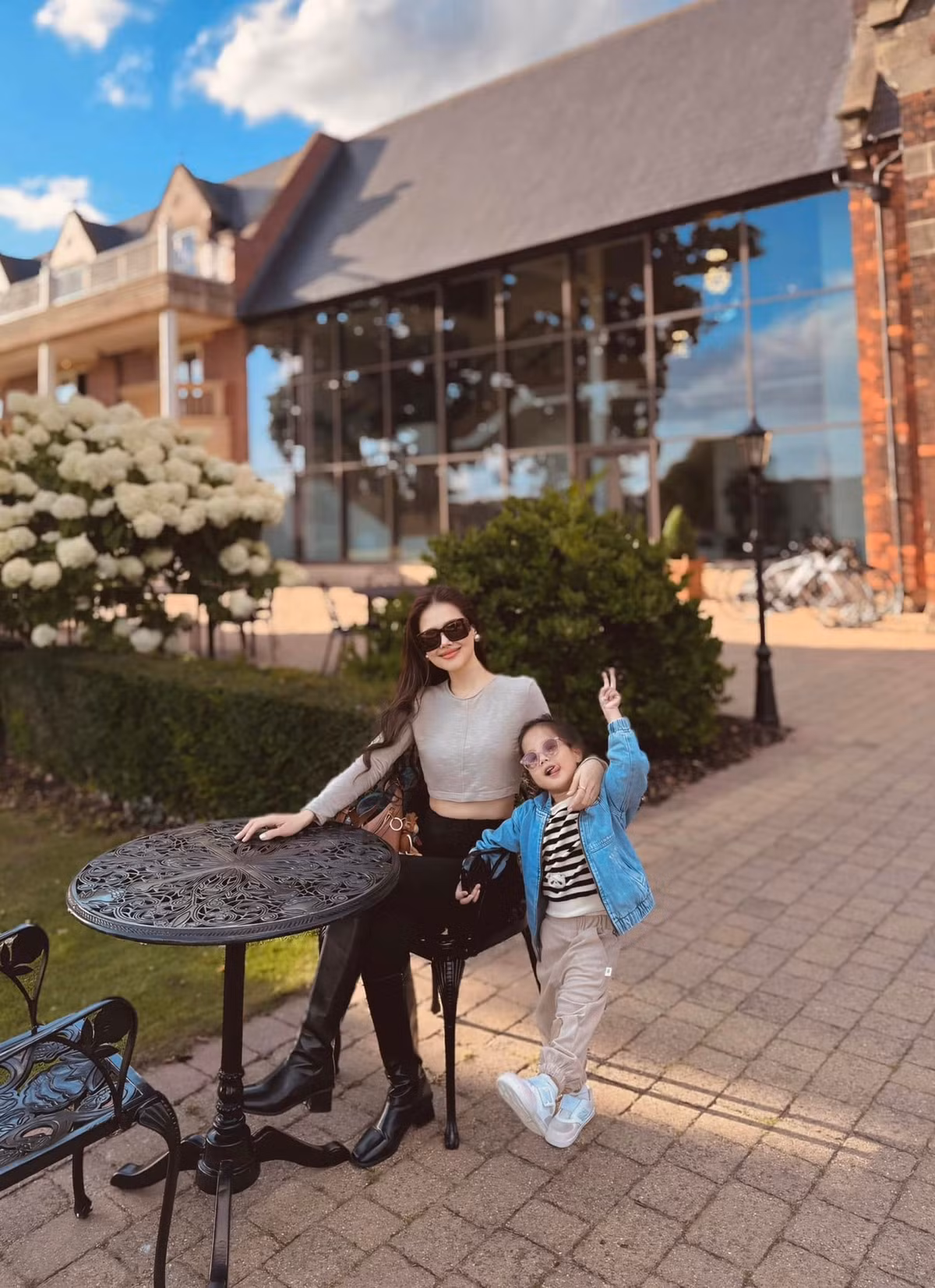 Phanh Lee không chỉ thăng hạng về nhan sắc, mà phong cách cũng nhận cơn mưa lời khen. Ảnh: FB Phương Anh Lê