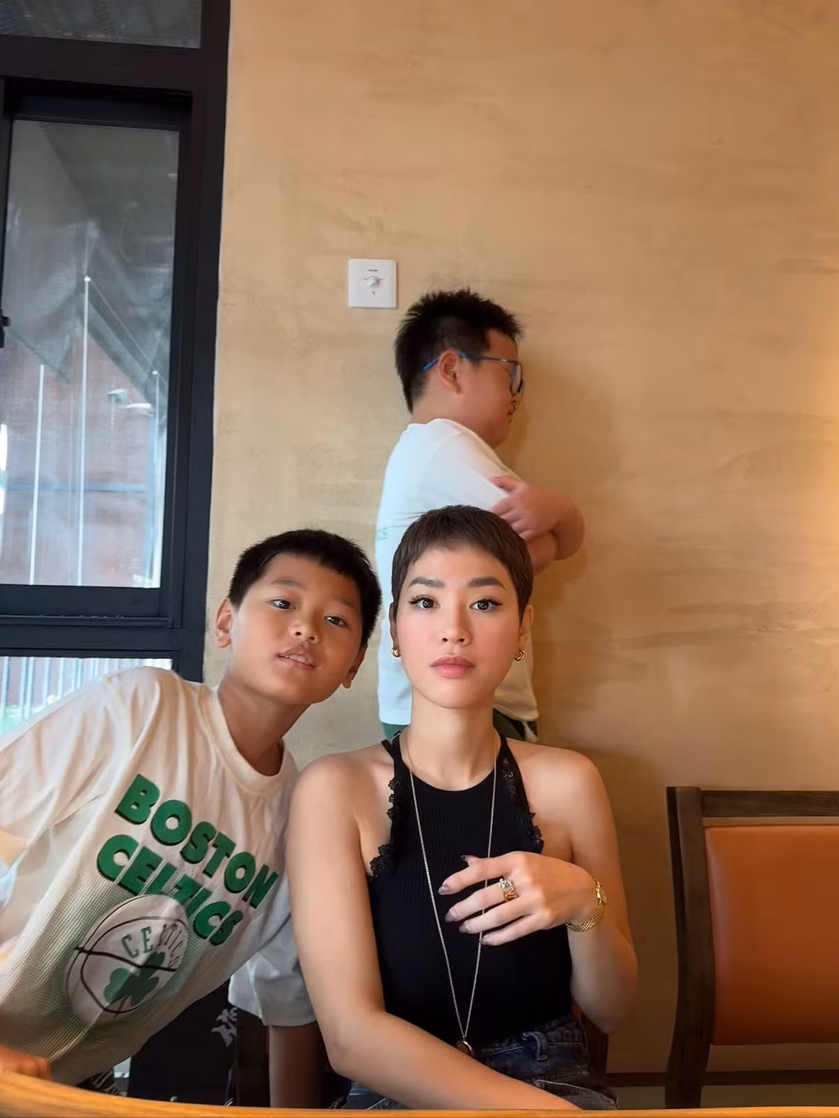 Trà My Idol đăng tải khoảnh khắc hài hước khi đưa hai con trai đi chơi trên trang cá nhân. Ảnh: FB Trà My Idol