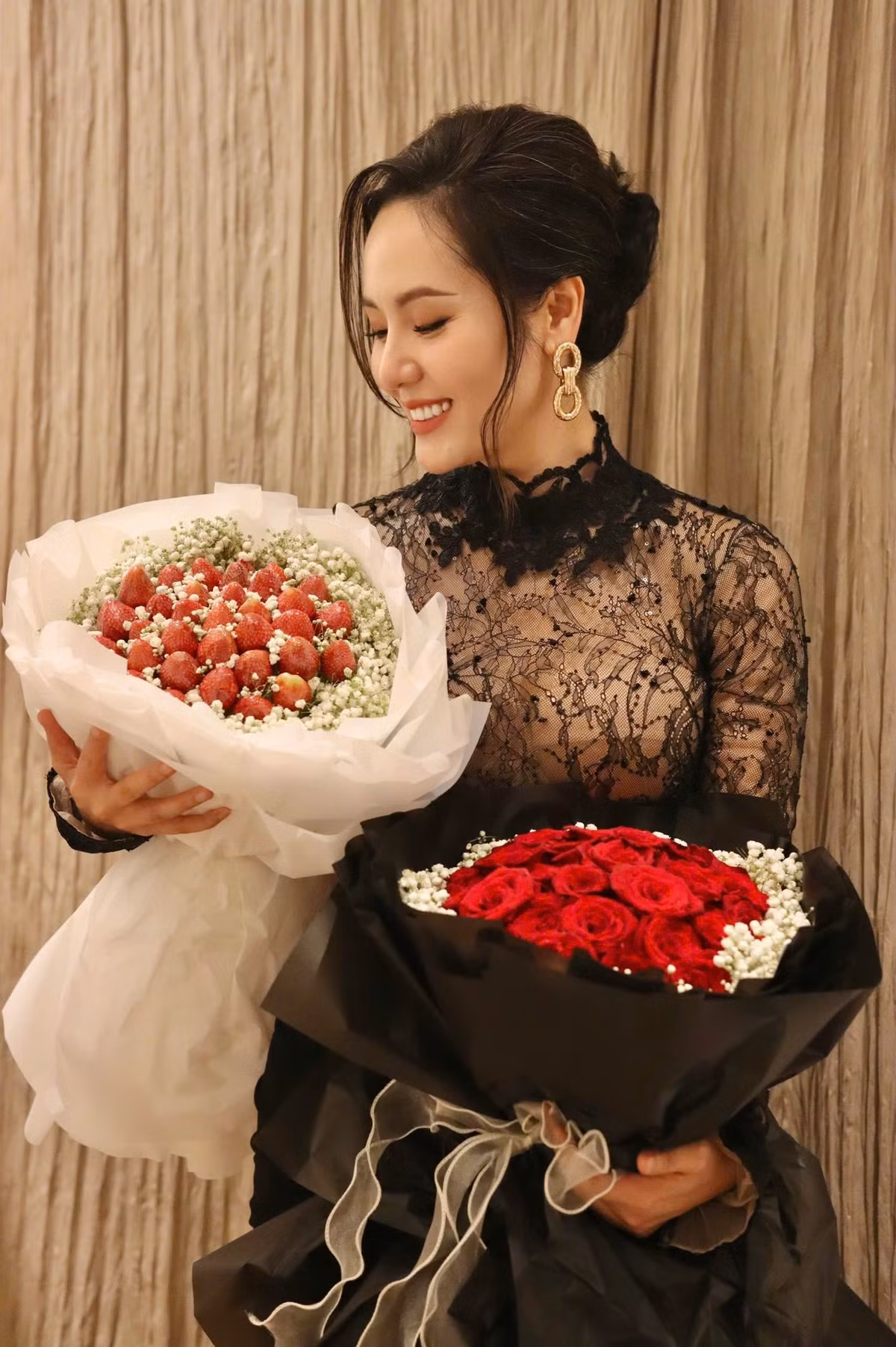Trong một đêm nhạc mới đây, Phương Linh thu hút mọi ánh nhìn khi diện chiếc váy xuyên thấu ôm sát cơ thể, phô diễn trọn vẹn hình thể nuột nà.