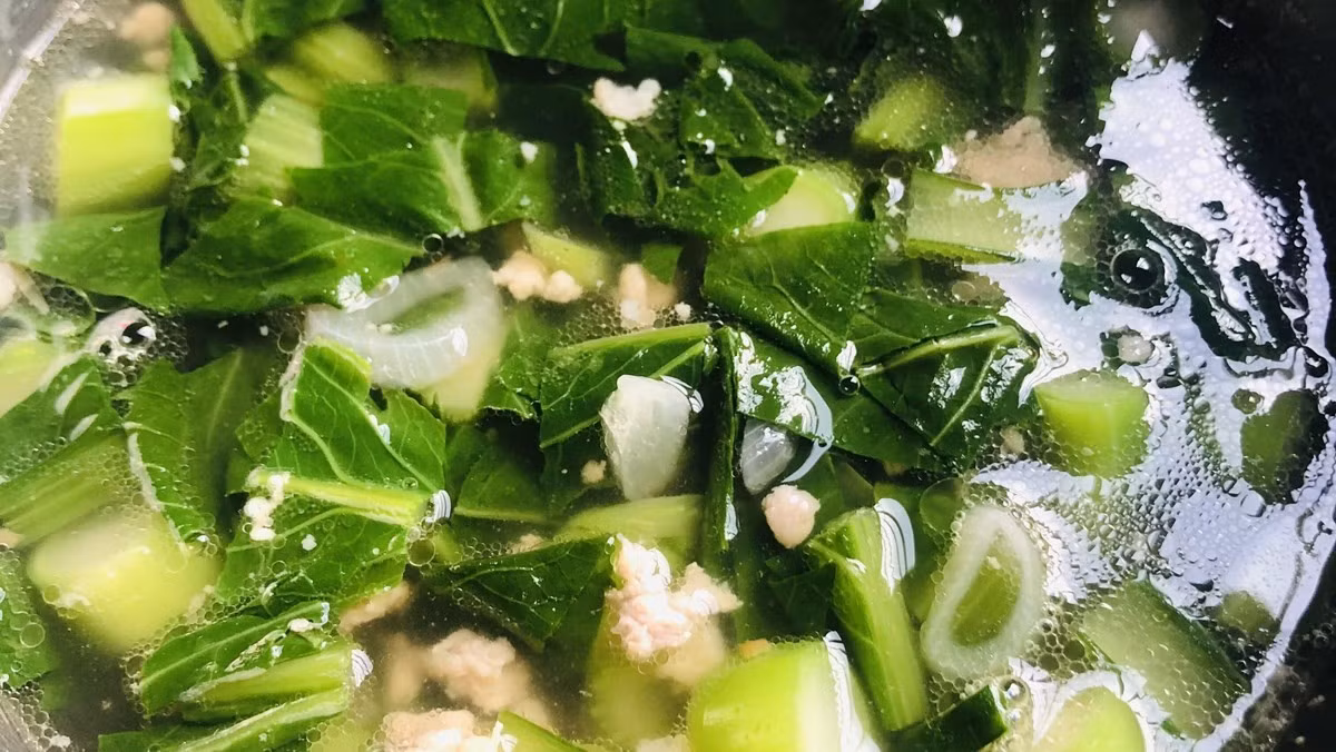 Cải ngồng xào tỏi hay cải ngồng nấu canh thịt băm là món ăn quen thuộc, có cách chế biến nhanh chóng và phù hợp với những ngày bận rộn. Ảnh: Điện máy XANH