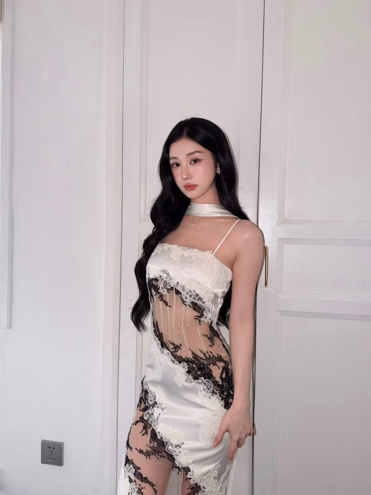 Trước những tranh luận, Jun Vũ từng bày tỏ quan điểm rằng trang phục cần phù hợp với từng hoàn cảnh. Với nữ diễn viên, việc thử nghiệm phong cách mới là cách thể hiện cá tính và sự trưởng thành, miễn sao lựa chọn ấy phù hợp với không gian, tính chất của sự kiện và hình ảnh bản thân muốn hướng đến. Ảnh: FB Jun Vũ