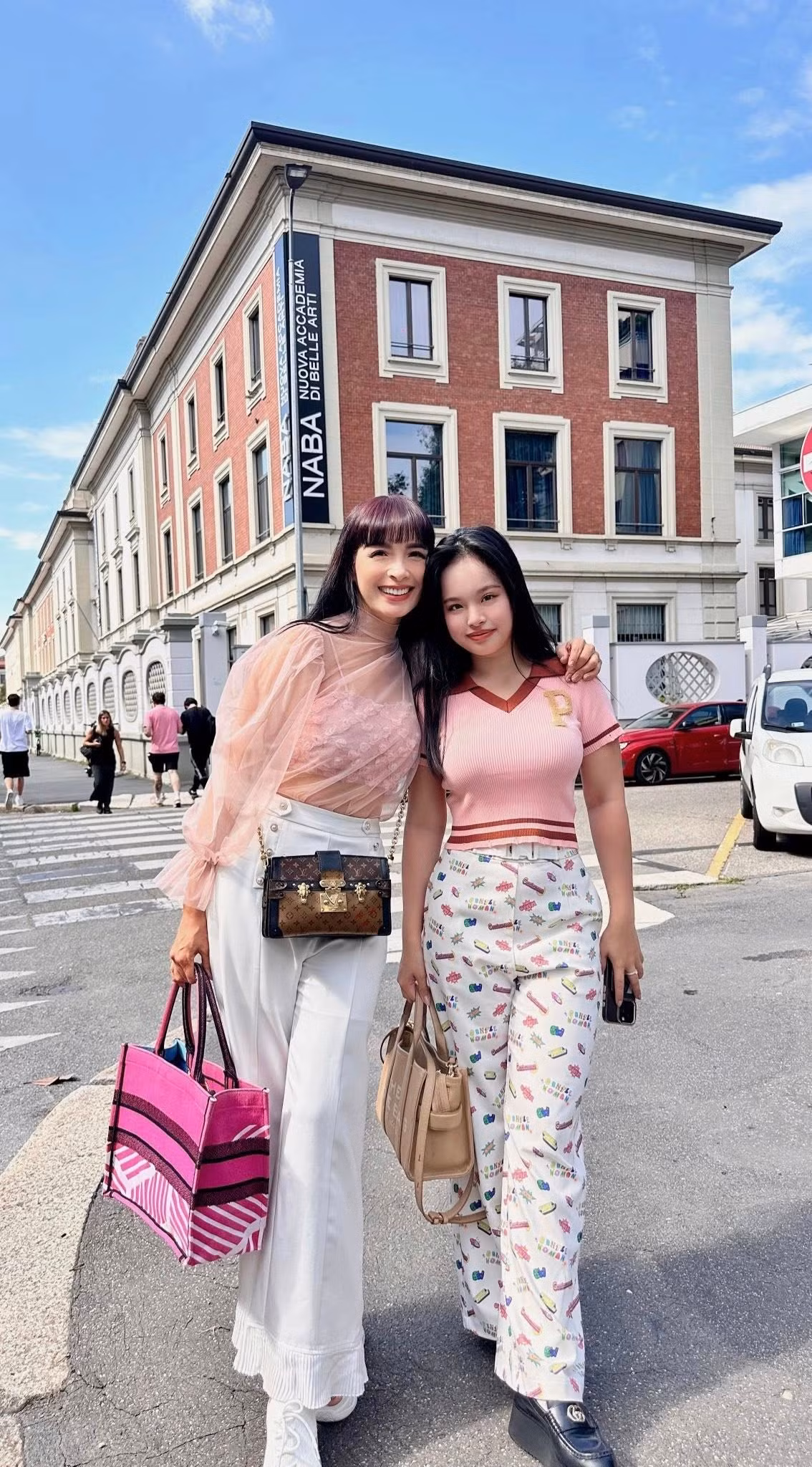 Suli đã sớm bộc lộ sự tự tin và gu thời trang riêng biệt, xứng đáng là "con nhà nòi" khi theo học ngành thời trang tại Milan.