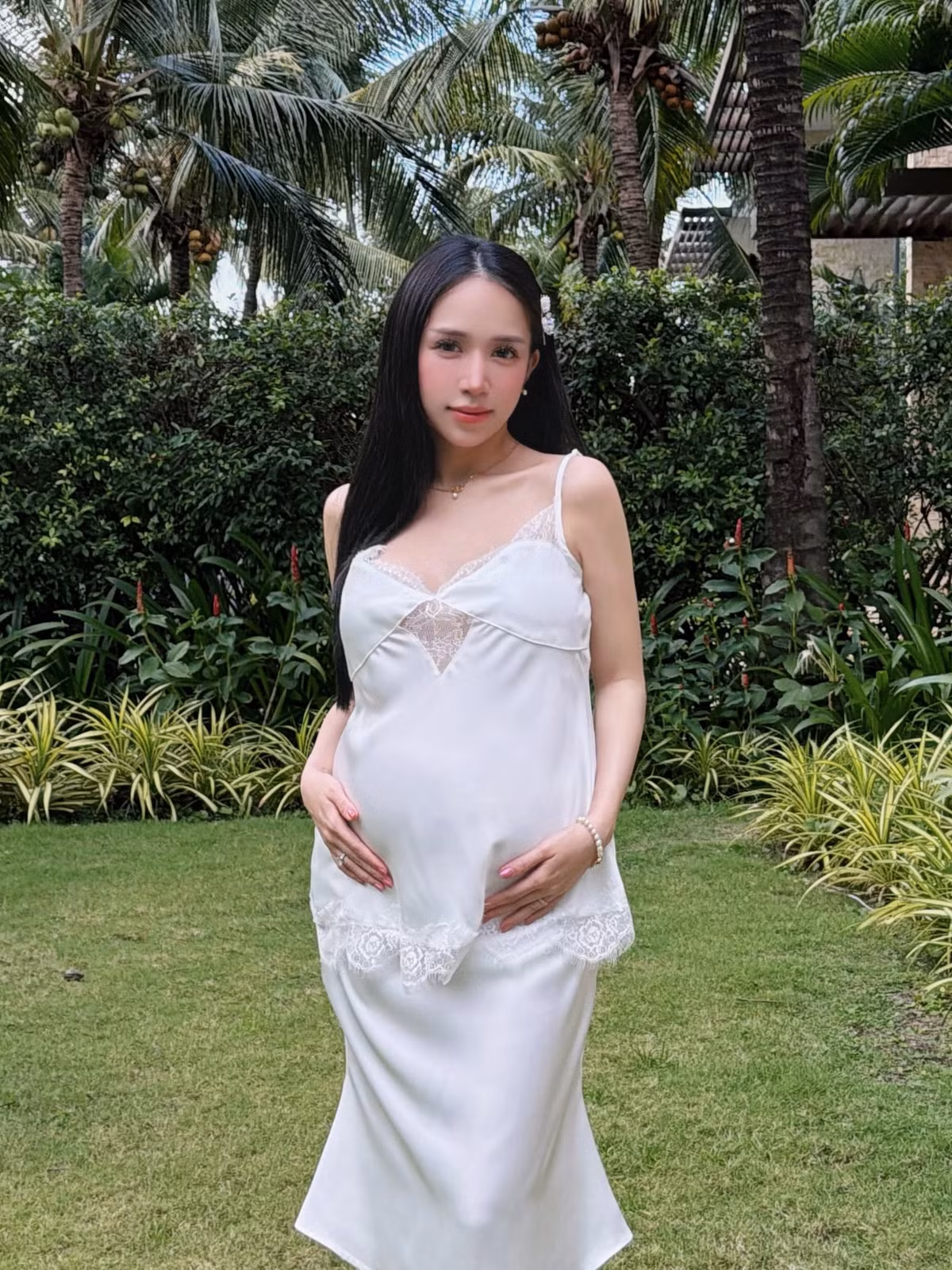 Ở những tháng cuối thai kỳ, người đẹp Gen Z tích cực thực hiện các bộ ảnh bầu. Dù vòng 2 ngày càng lớn và "vượt mặt", Joyce Phạm vẫn giữ được thần thái tự tin cùng vóc dáng nổi bật. Ảnh: FB Phạm Trần Nguyễn Minh Phạm